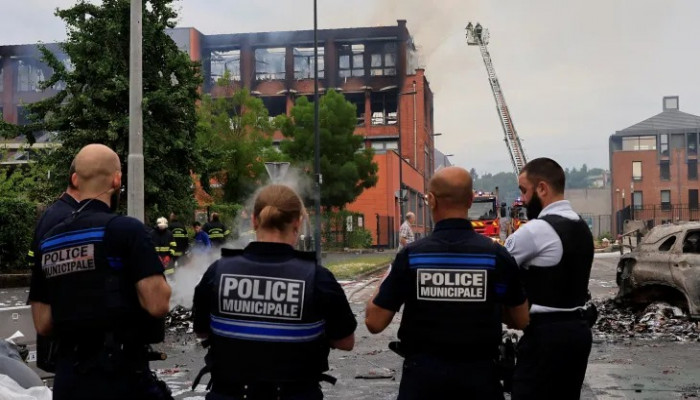 Amid Riots, France Deploys 45,000 Police Officers and Armoured Vehicles