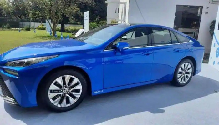 Toyota Mirai, Indias first hydrogen FCEV launched Gadkari launches ...